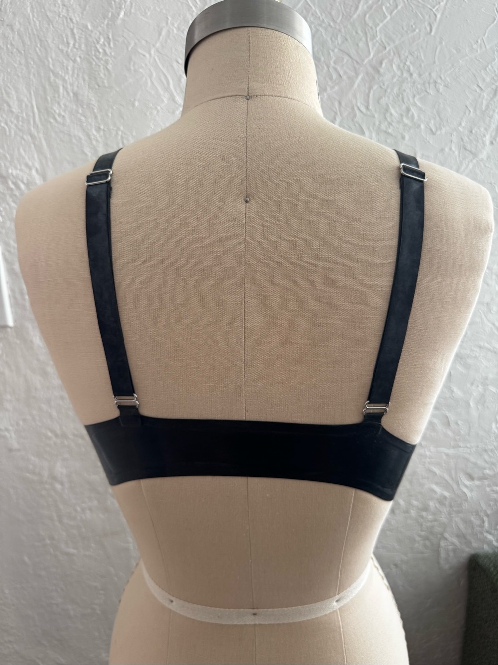 Bettie Page latex bralette and pencil skirt with ring detail - Picture 12 of 12